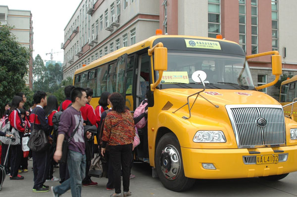 珠航校车51台大鼻子进驻广州大学附属雅宝学校